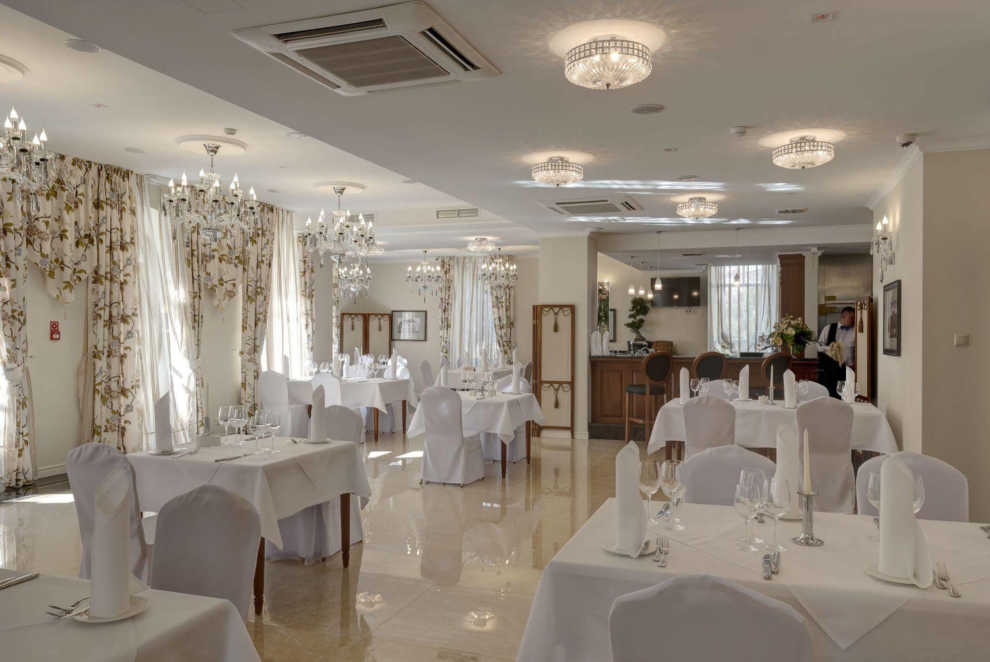 Hotel Willa Hueta เคียลเซ ภายนอก รูปภาพ